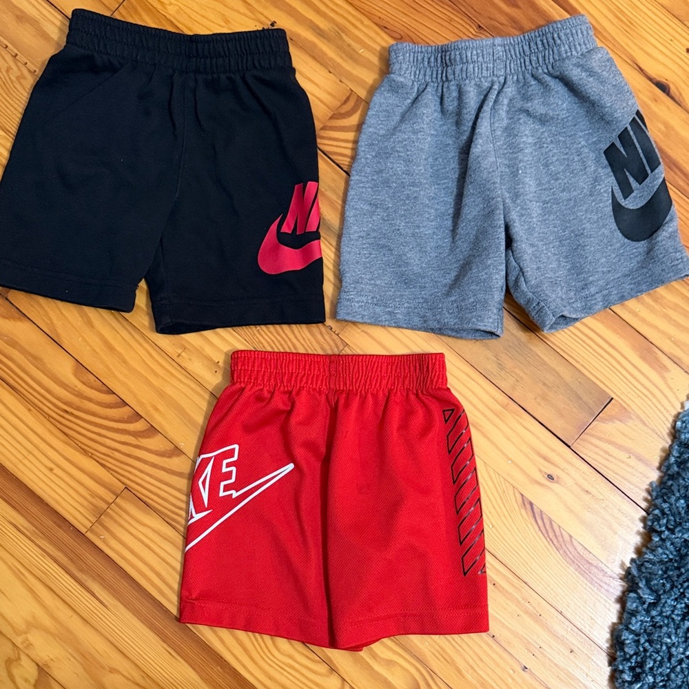 Nike Kids Shorts Set - Black, Gray, and Red
Size 3
